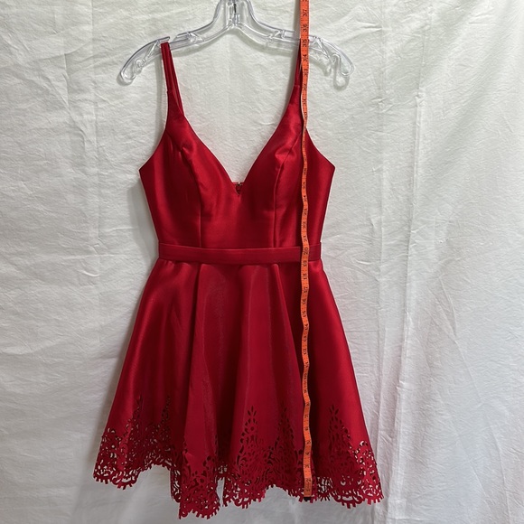 Short red dress - Picture 4 of 9